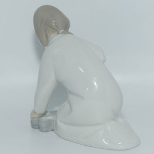 Lladro figure Little Girl with Slippers #4523 | #2