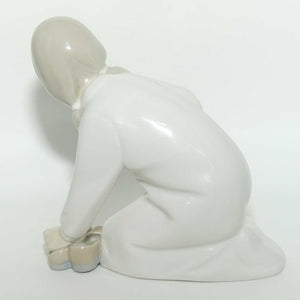 Lladro figure Little Girl with Slippers | #4523 | #1