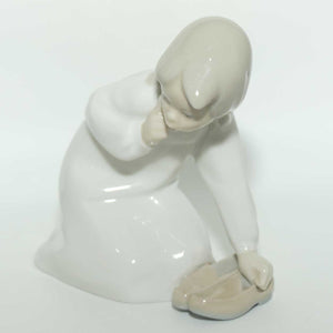 Lladro figure Little Girl with Slippers | #4523 | #1