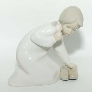 Lladro figure Little Girl with Slippers | #4523 | #1