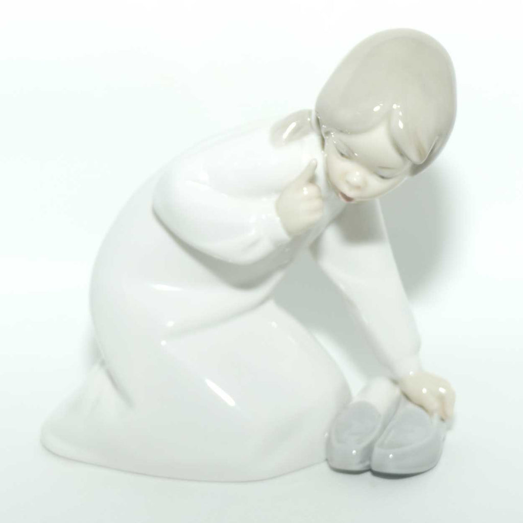 Lladro figure Little Girl with Slippers | #4523 | #2