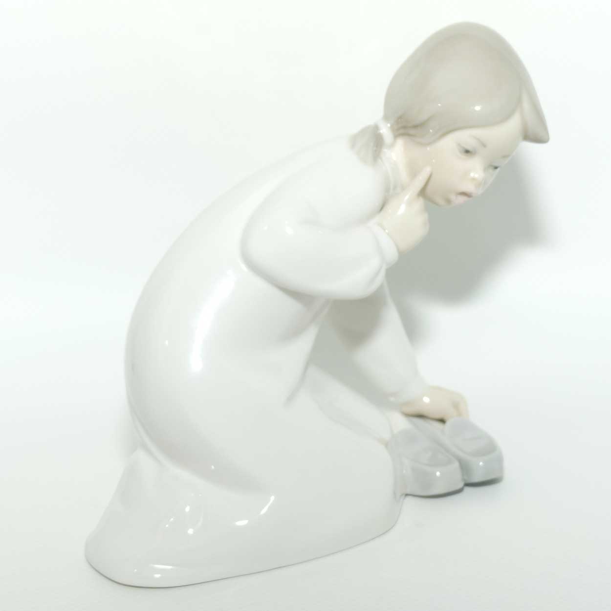Lladro figure Little Girl with Slippers | #4523 | #2