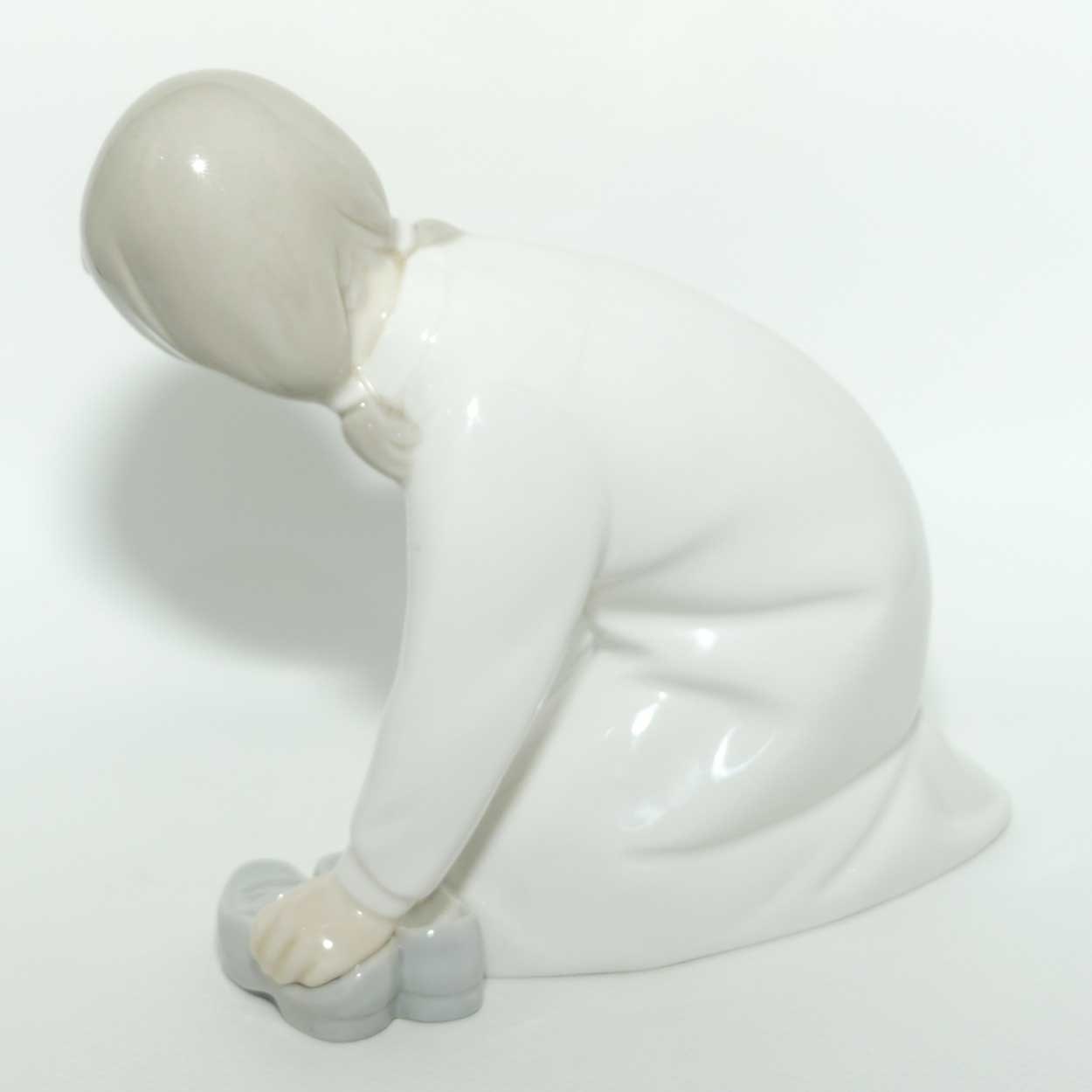Lladro figure Little Girl with Slippers | #4523 | #2