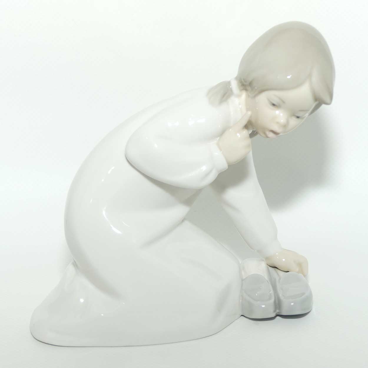 Lladro figure Little Girl with Slippers | #4523 | #2