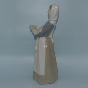 lladro-figure-girl-with-lamb-plain-apron-4584