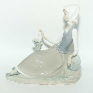 Lladro figure Shepherdess with Dove #4660 | #2