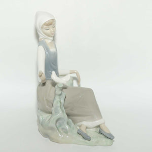 Lladro figure Shepherdess with Dove #4660 | #2