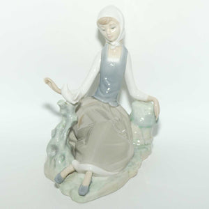 Lladro figure Shepherdess with Dove #4660 | #2