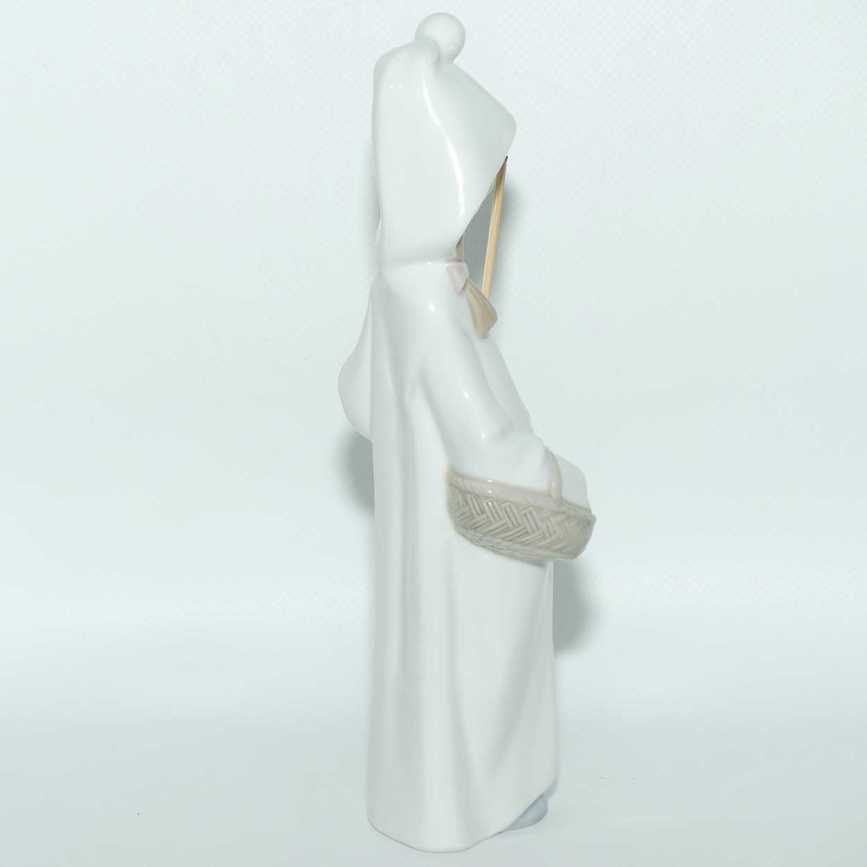 Lladro figure Girl with Basket | #4678 | Gloss