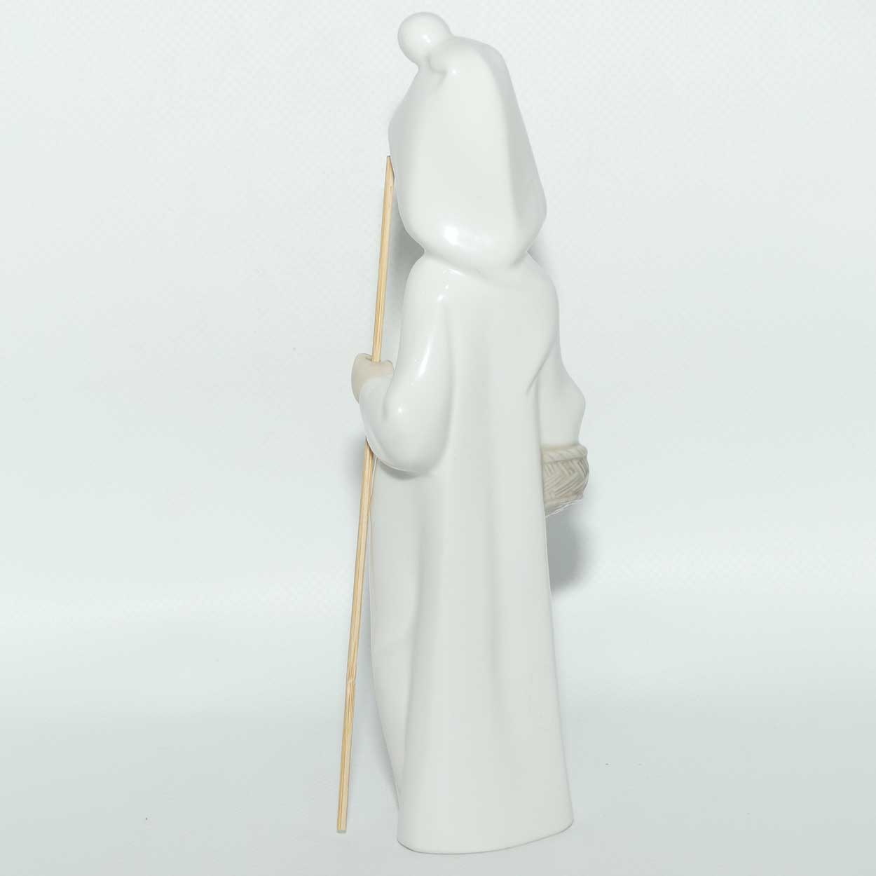Lladro figure Girl with Basket | #4678 | Gloss