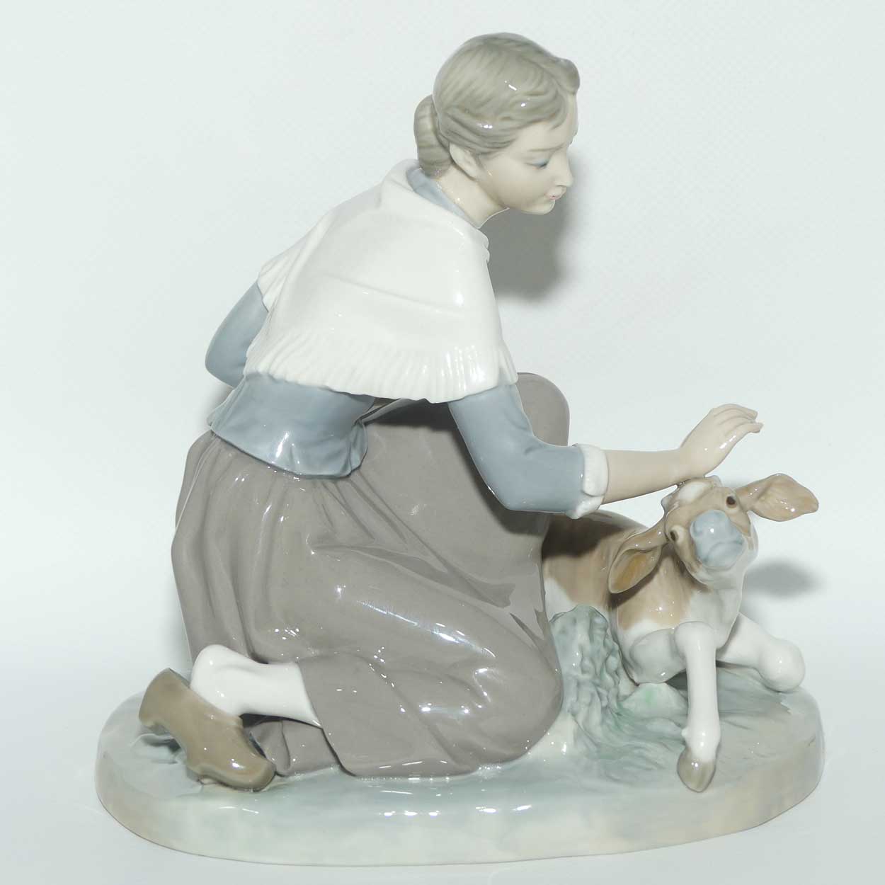 Lladro figure Caressing a Little Calf | Gloss | 4827