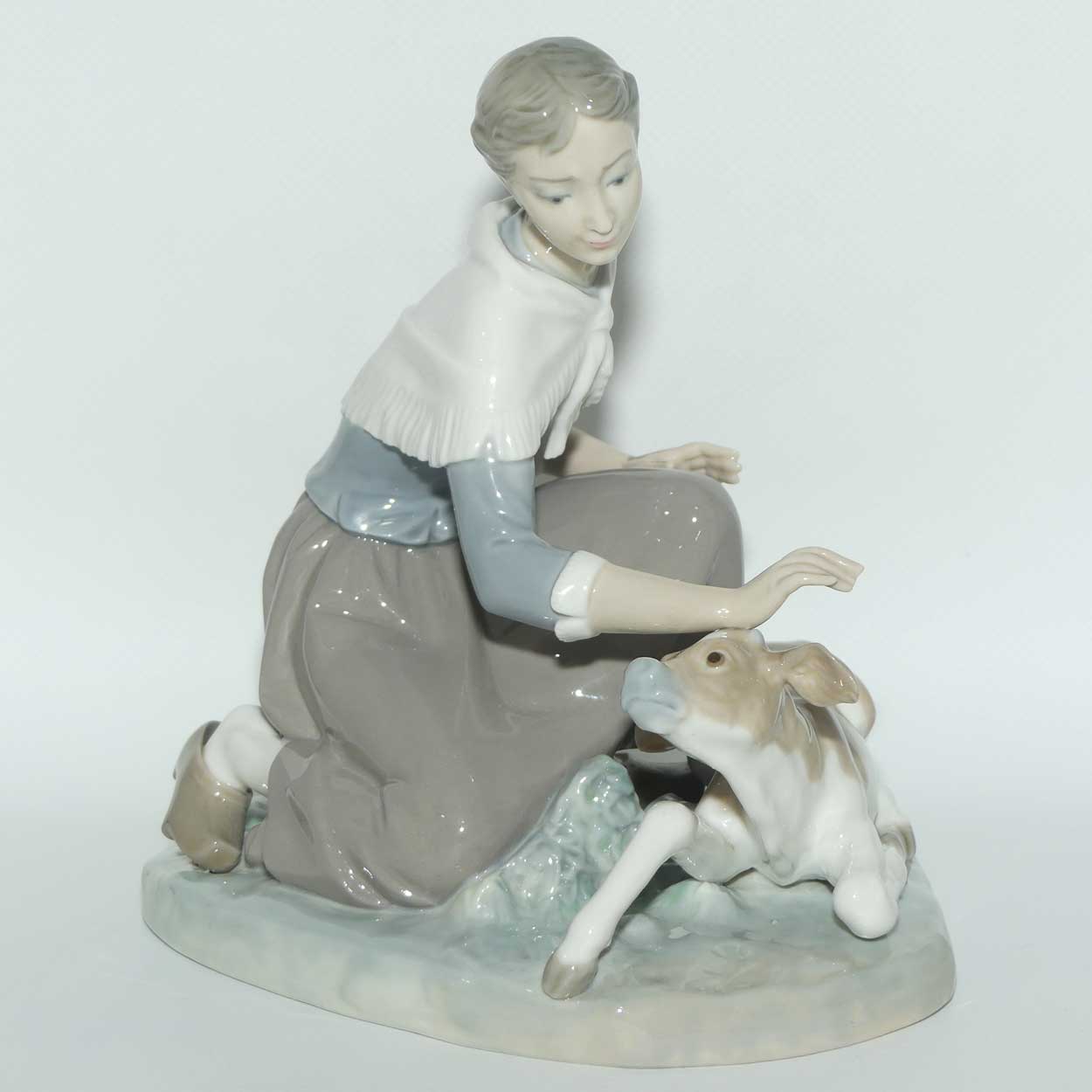 Lladro figure Caressing a Little Calf | Gloss | 4827