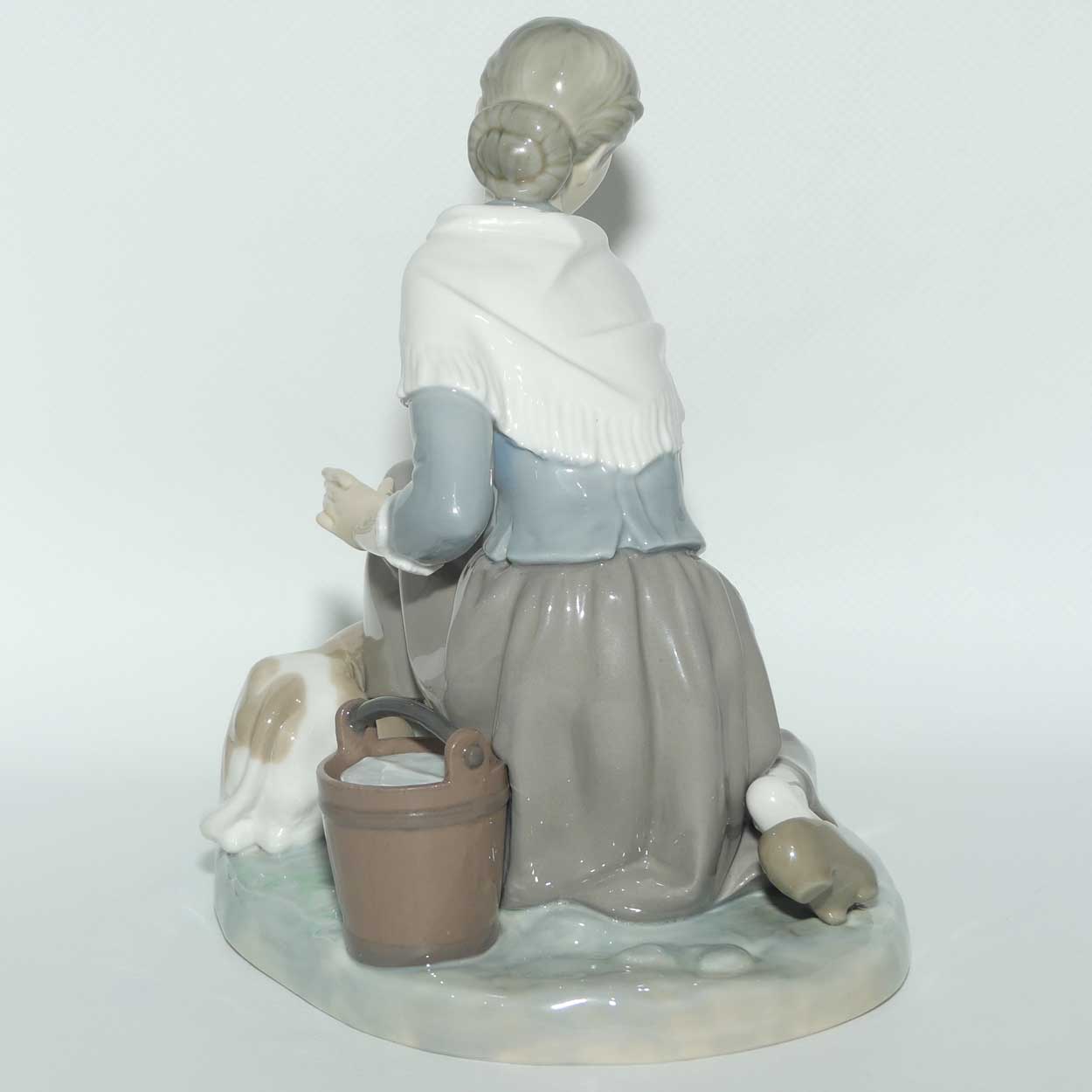 Lladro figure Caressing a Little Calf | Gloss | 4827