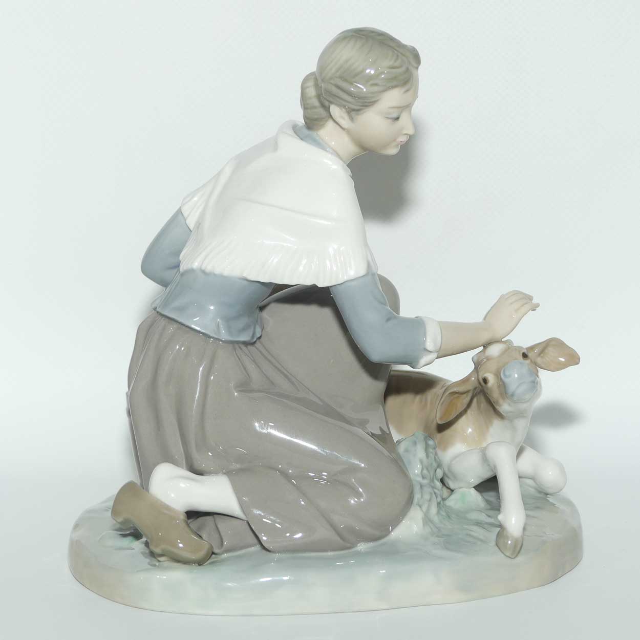 Lladro figure Caressing a Little Calf | Gloss | 4827
