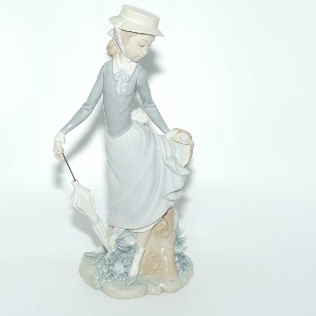 Lladro figure Girl with Umbrella in Hand 4912 (c.1971 - 1974)