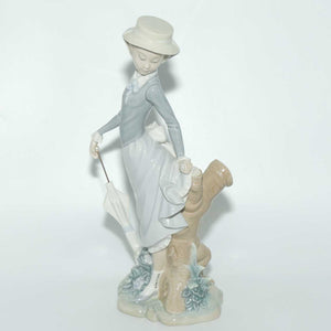 Lladro figure Girl with Umbrella in Hand 4912 (c.1971 - 1974)