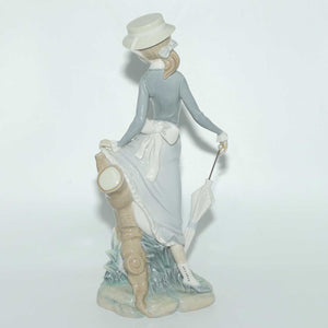 Lladro figure Girl with Umbrella in Hand 4912 (c.1971 - 1974)