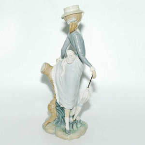 Lladro figure Girl with Umbrella in Hand 4912 (c.1971 - 1974)