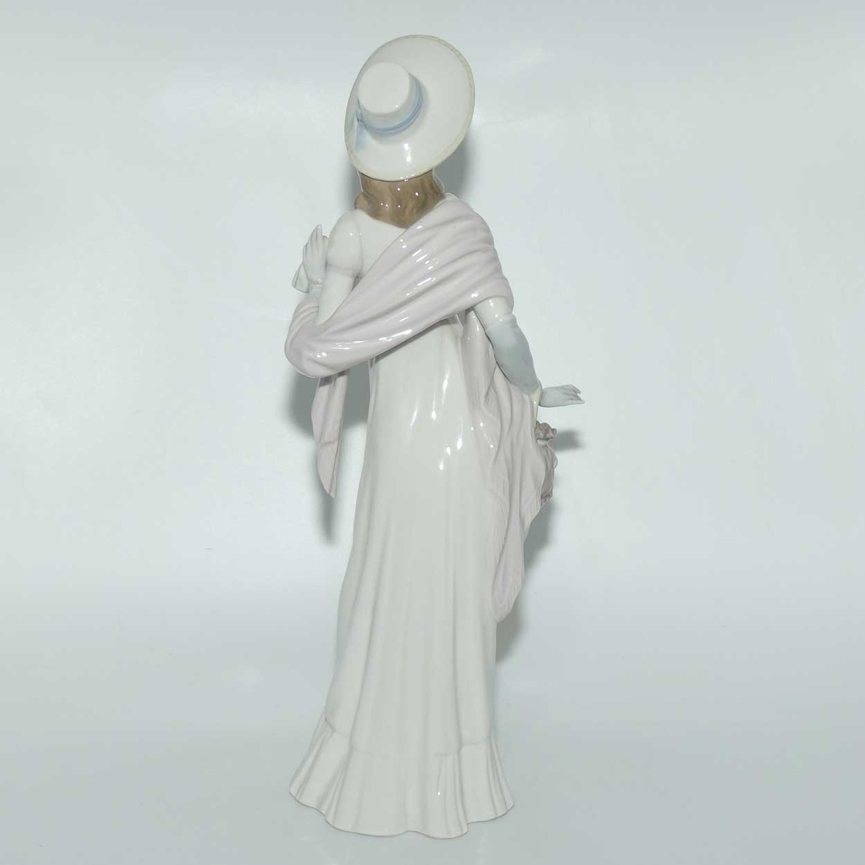 Lladro figure Dainty Lady | #4934