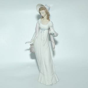 Lladro figure Dainty Lady | #4934