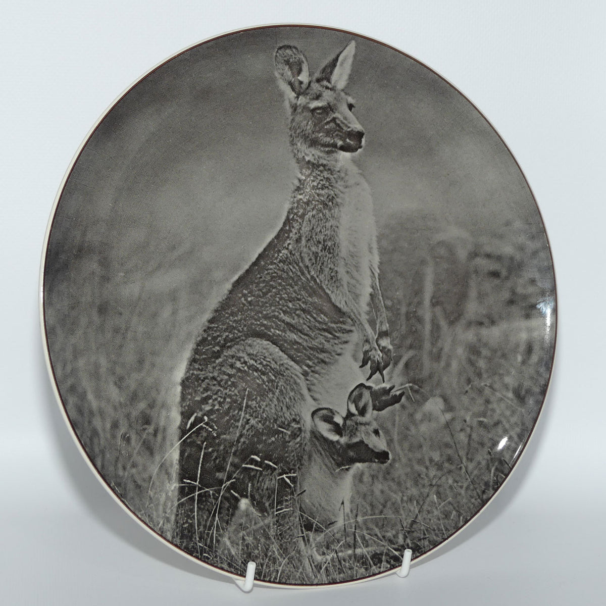 Royal Doulton Australian Views plate #4 | Mother Kangaroo with Joey D6412 | Monochrome