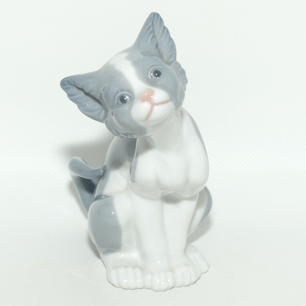 Lladro figure Cat Sitting | Feed Me | #5113