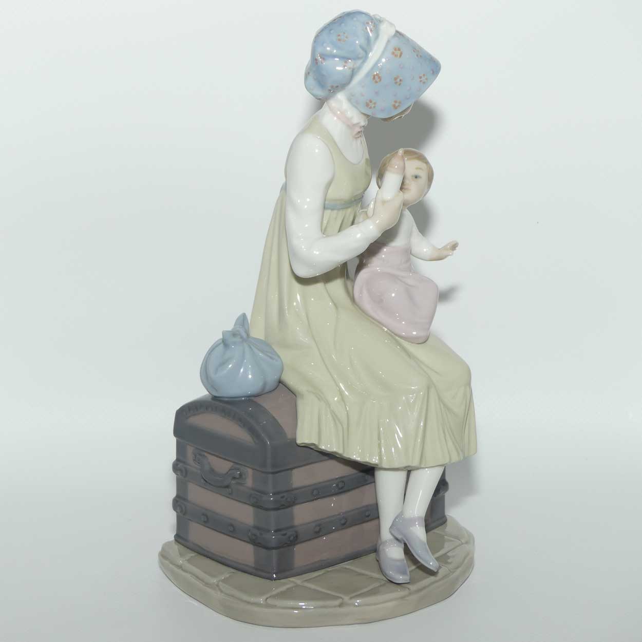 Lladro figure Feeding her Son | #5140