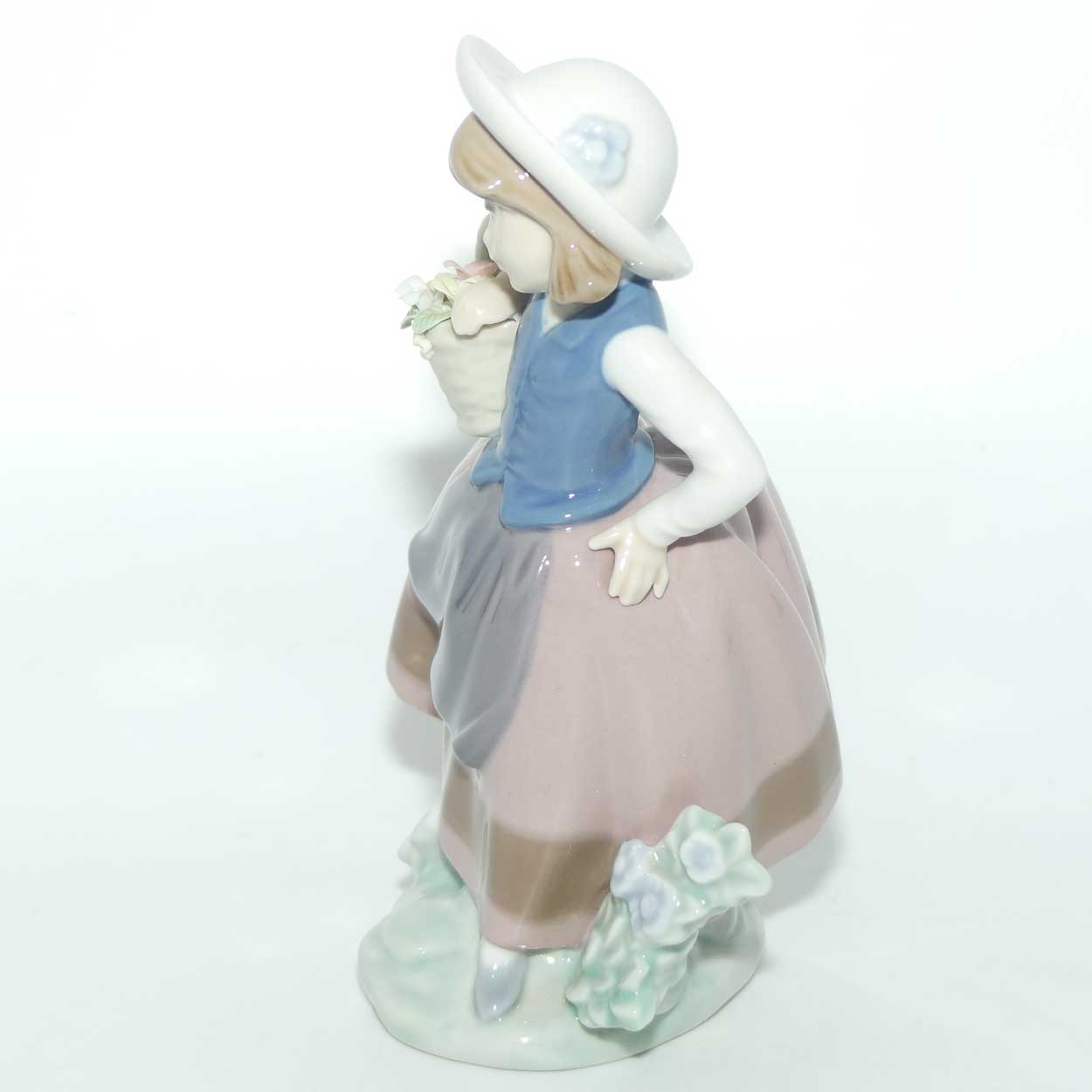Lladro figure Sweet Scent #5221 | Jose Pucha