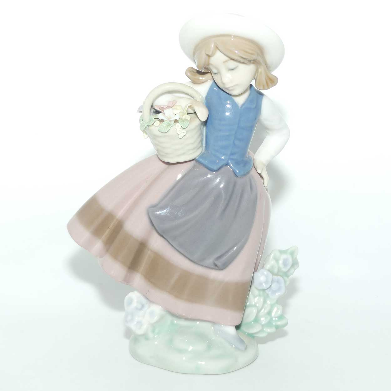 Lladro figure Sweet Scent #5221 | Jose Pucha