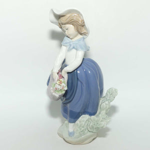 Lladro figure Pretty Pickings | #5222