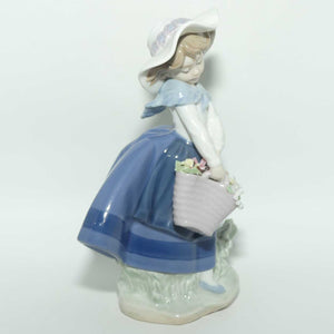 Lladro figure Pretty Pickings | #5222