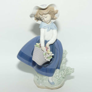 Lladro figure Pretty Pickings | #5222