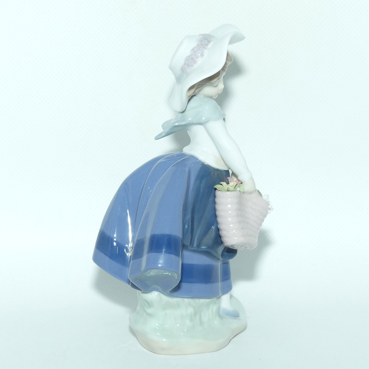 Lladro figure Pretty Pickings | #5222