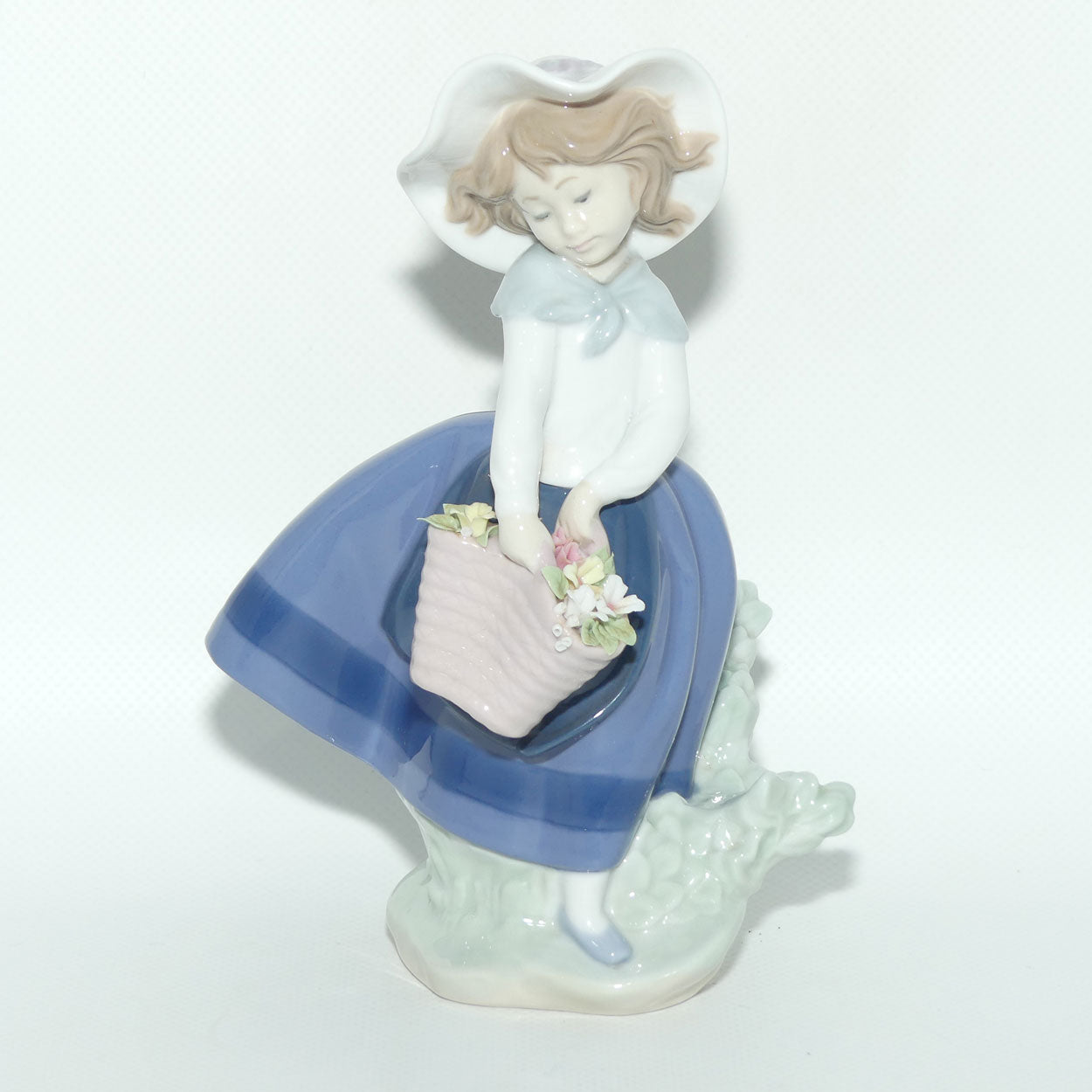 Lladro figure Pretty Pickings | #5222