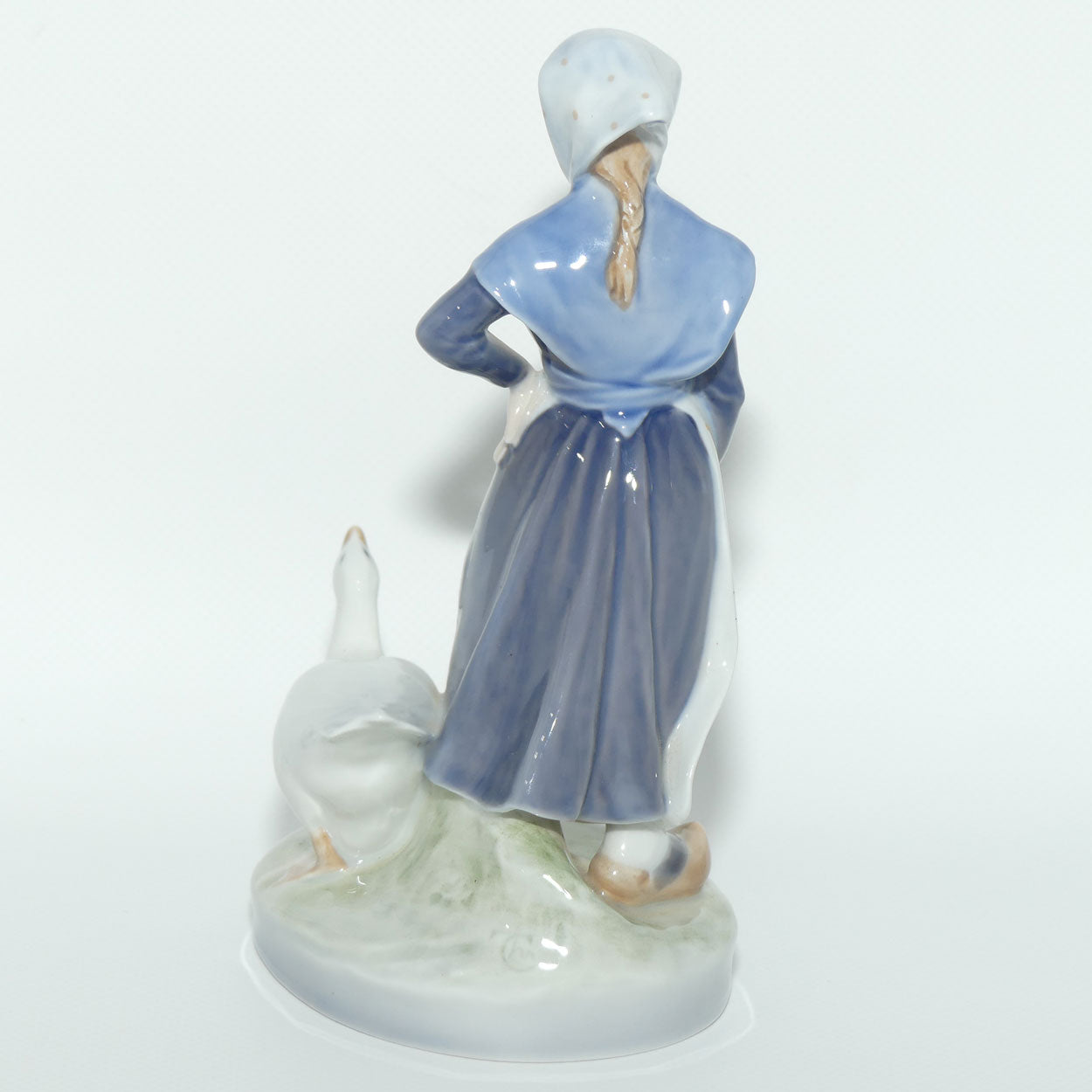 Royal Copenhagen figure 528 | Girl with Goose