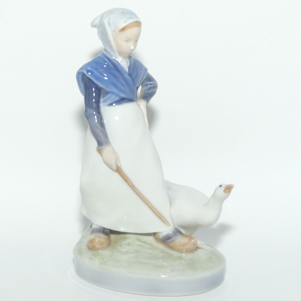 Royal Copenhagen figure 528 | Girl with Goose