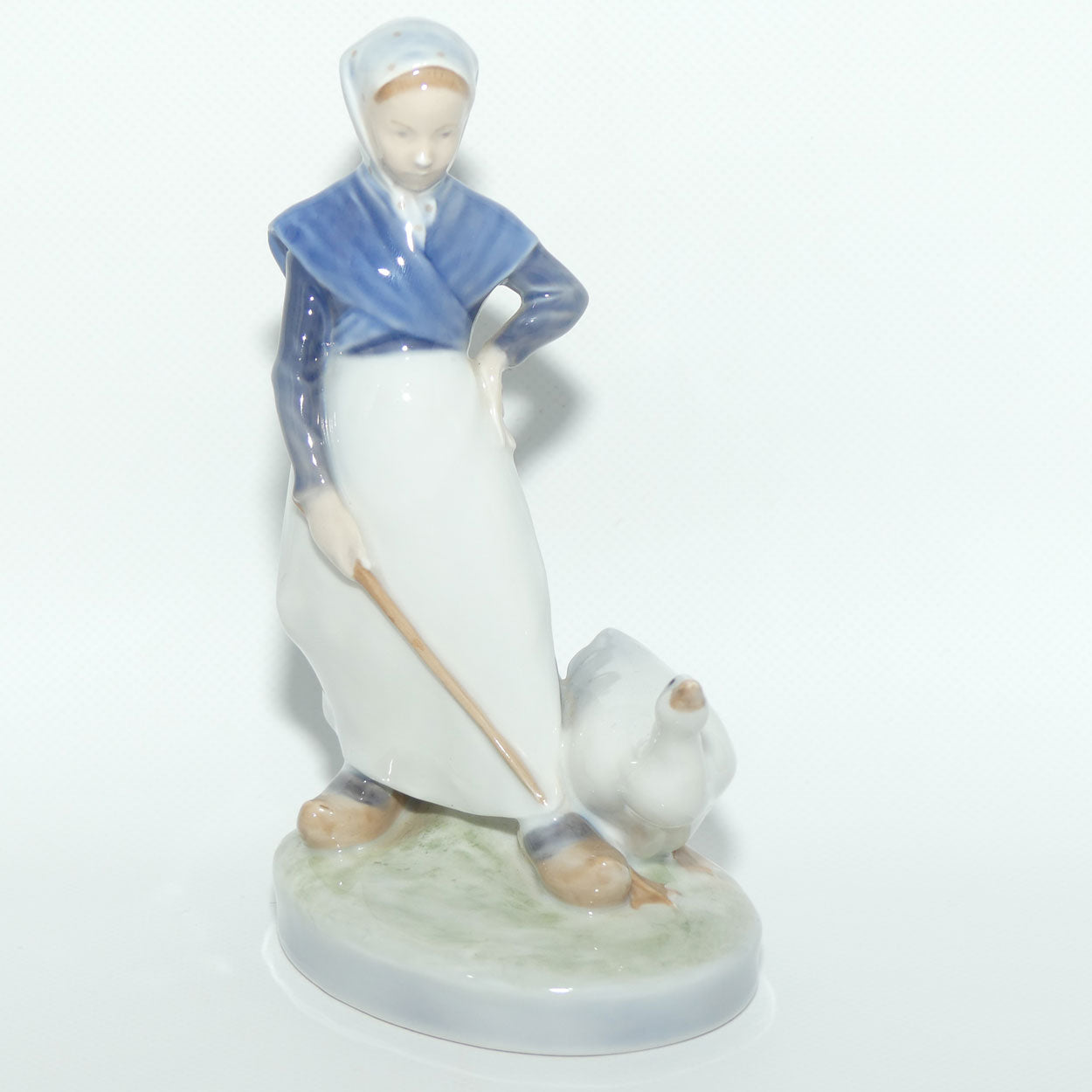 Royal Copenhagen figure 528 | Girl with Goose