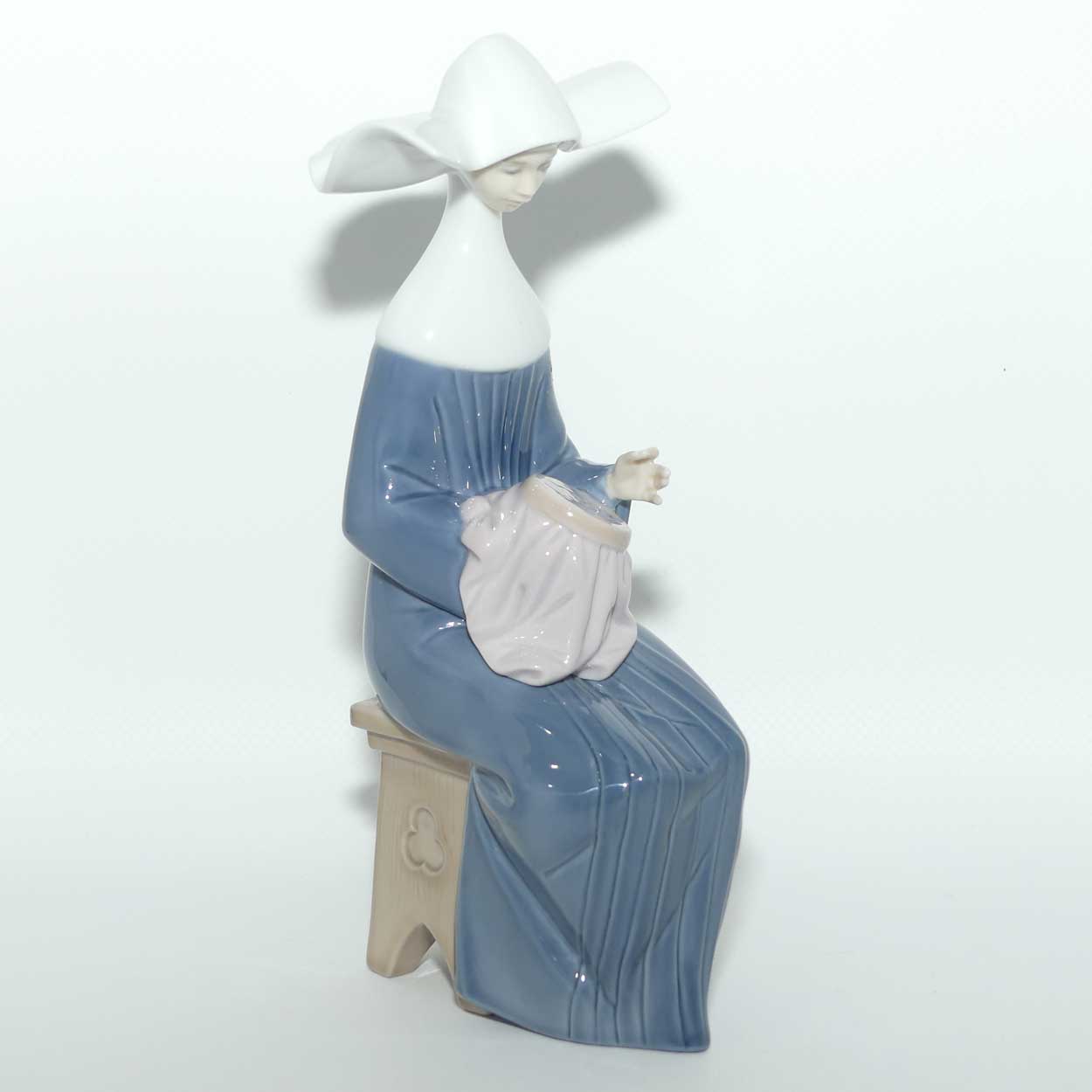 Lladro figure Time to Sew | Blue | Gloss | 5501