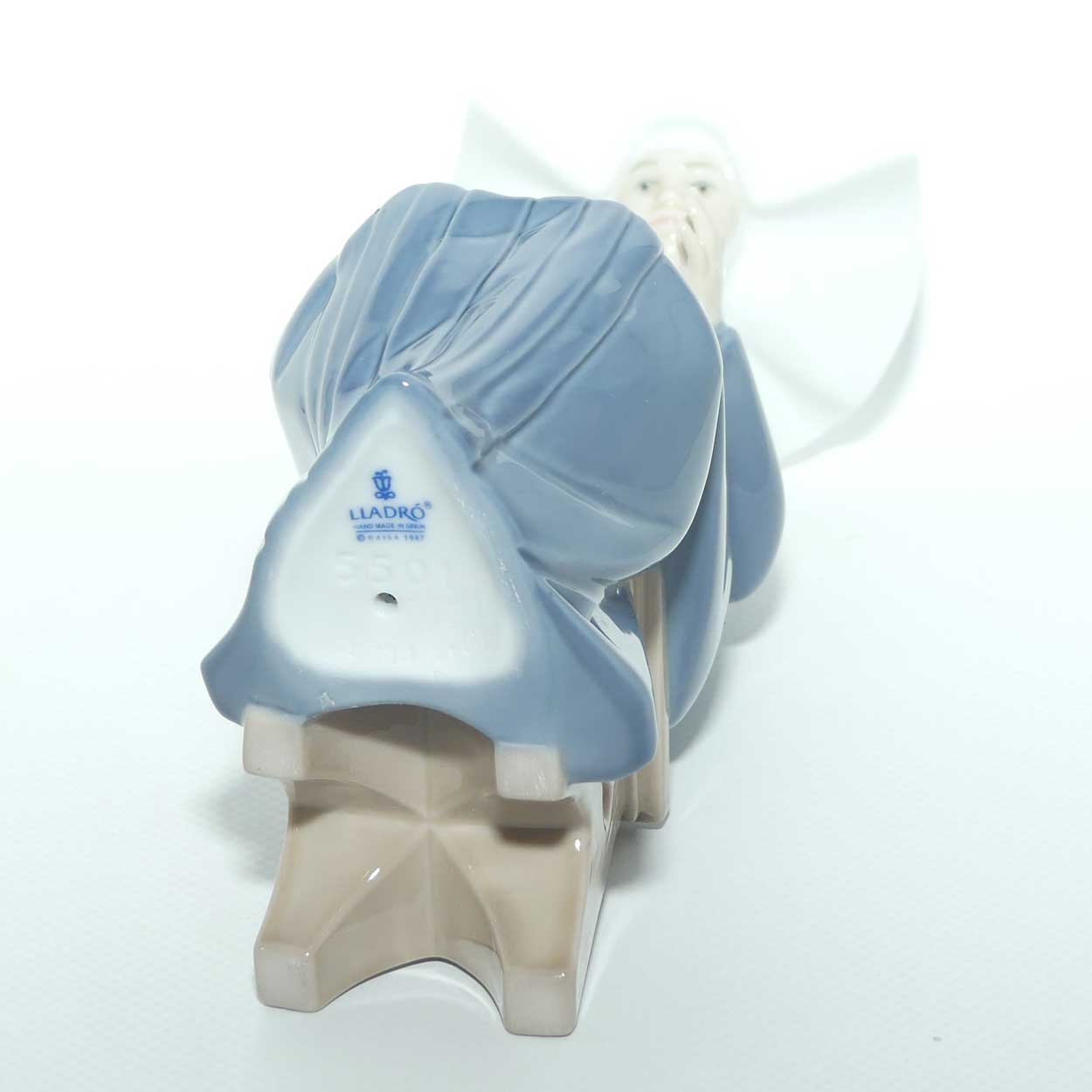 Lladro figure Time to Sew | Blue | Gloss | 5501