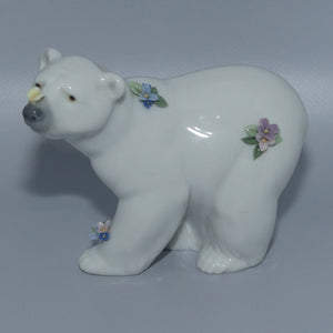 Lladro figure | Attentive Polar Bear with Flowers #6354