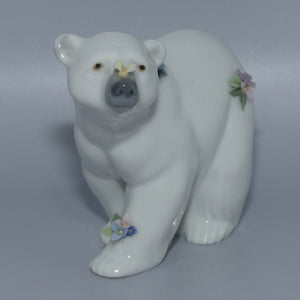 Lladro figure | Attentive Polar Bear with Flowers #6354