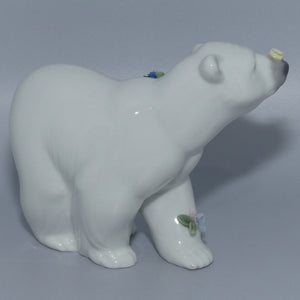 Lladro figure | Attentive Polar Bear with Flowers #6354