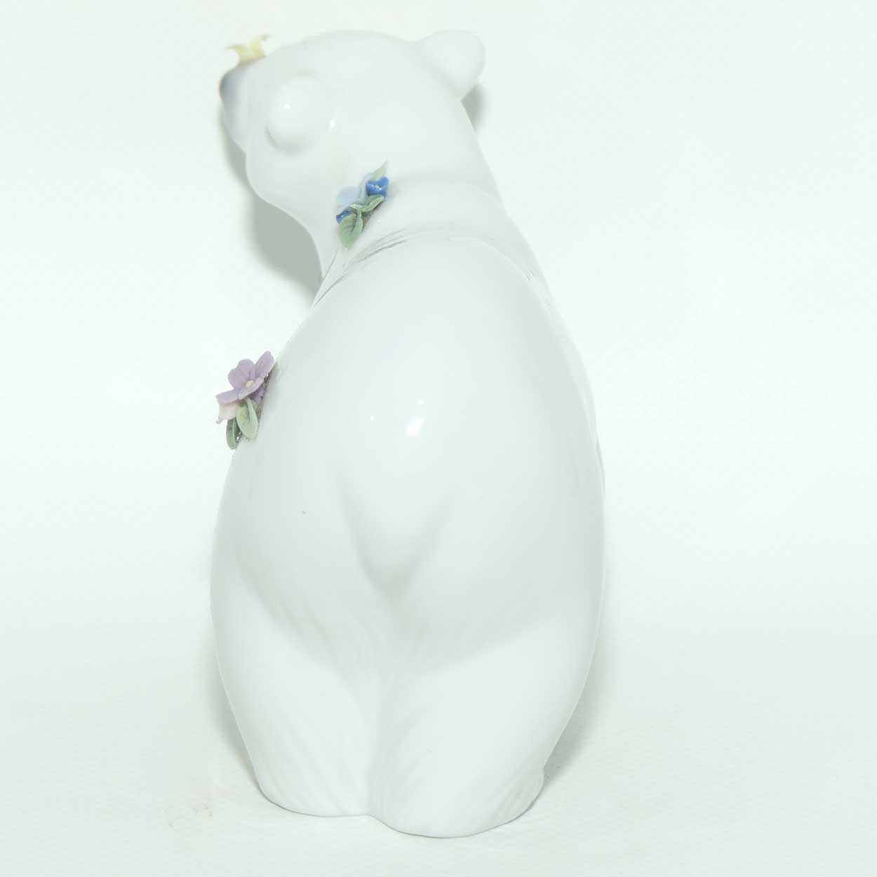 Lladro figure | Attentive Polar Bear with Flowers #6354