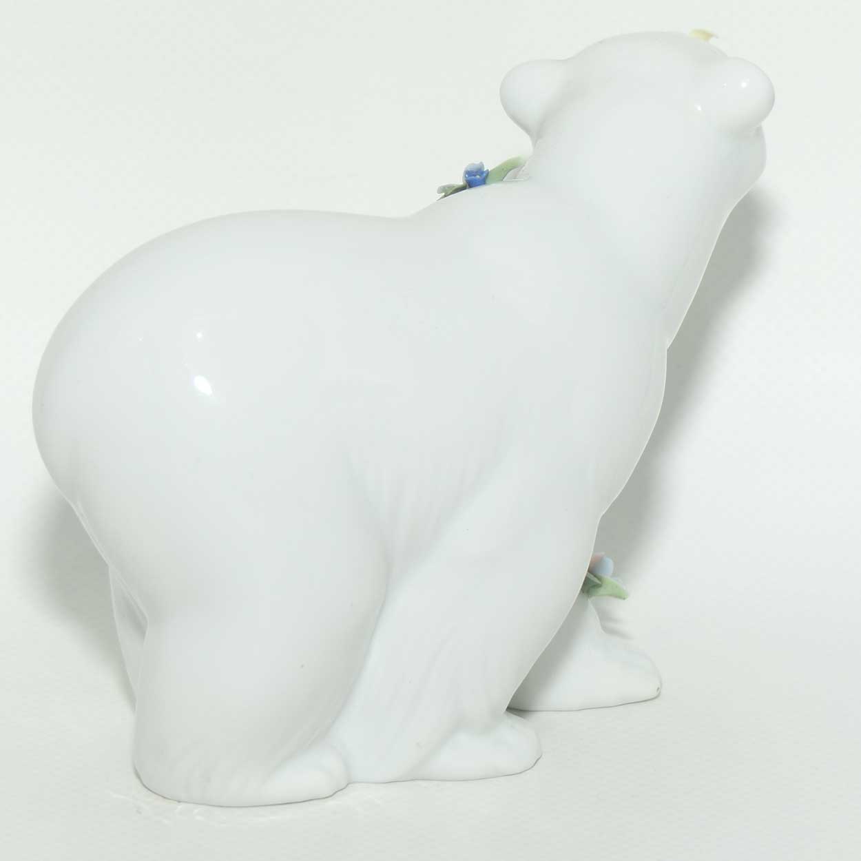 Lladro figure | Attentive Polar Bear with Flowers #6354