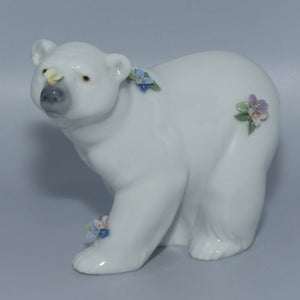 Lladro figure | Attentive Polar Bear with Flowers #6354