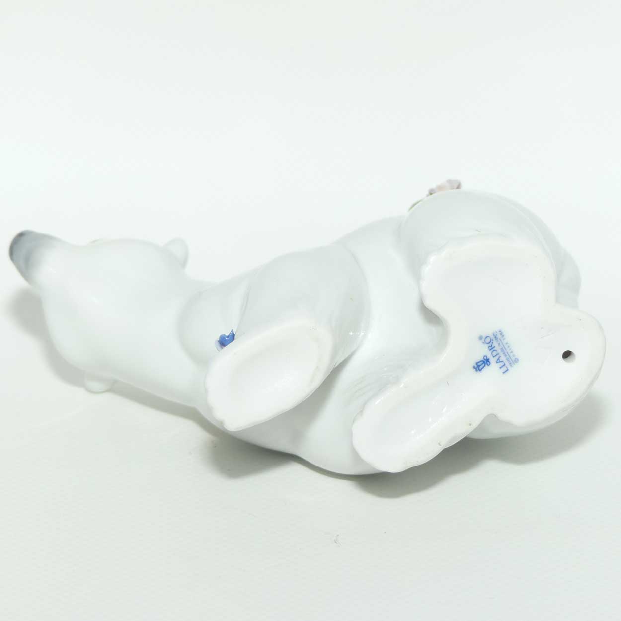 Lladro figure | Attentive Polar Bear with Flowers #6354