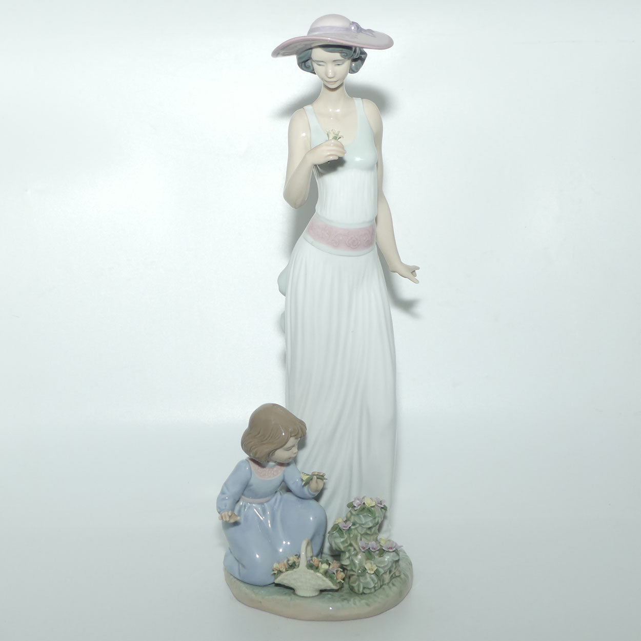 Lladro figure Flowers in Bloom | #6648