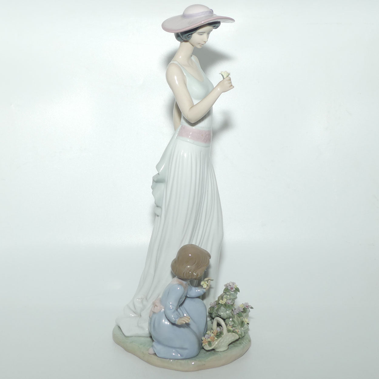 Lladro figure Flowers in Bloom | #6648