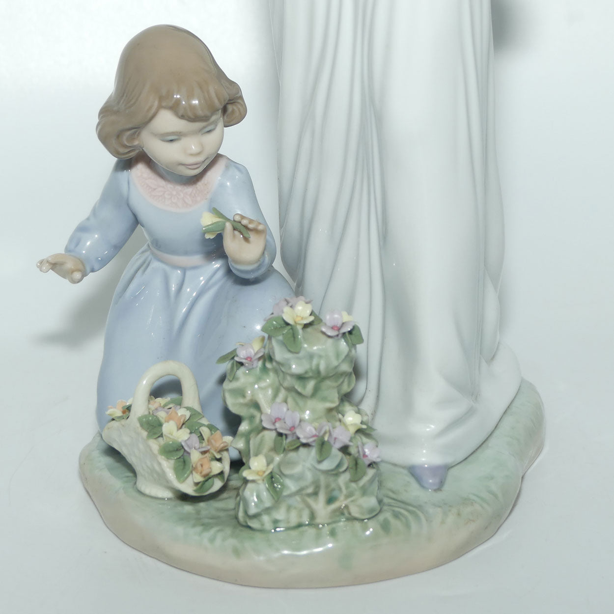 Lladro figure Flowers in Bloom | #6648