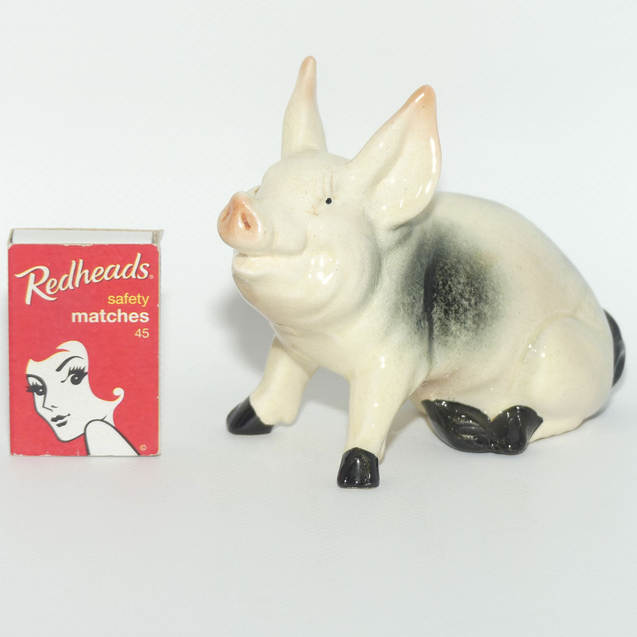 #0832 Beswick Pig | early version with Dark Hooves and Spots | #2